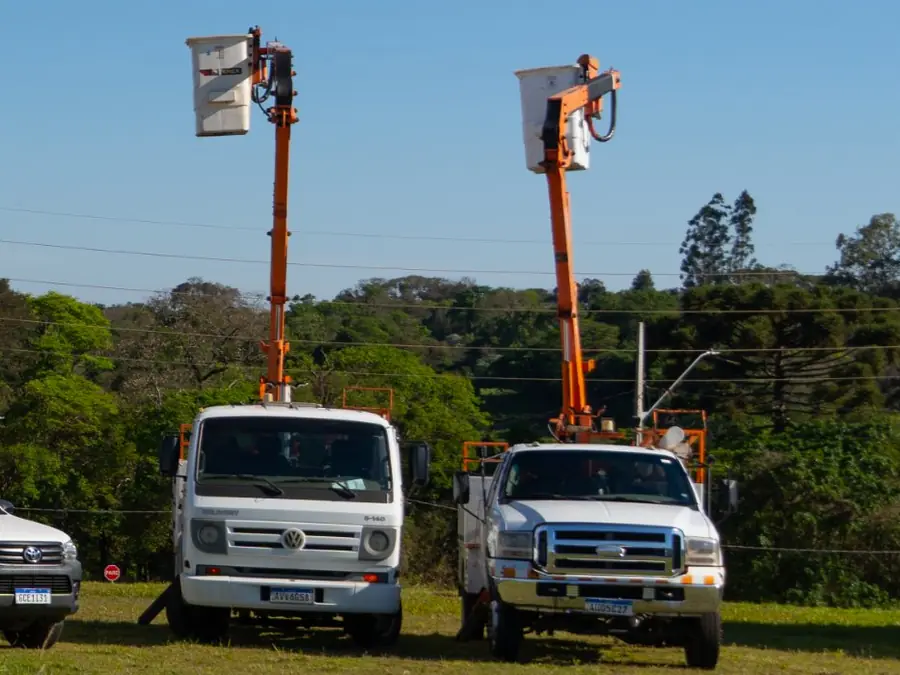 Caminhões VW Delivery e Ford com cesto aéreo de lança vertical
