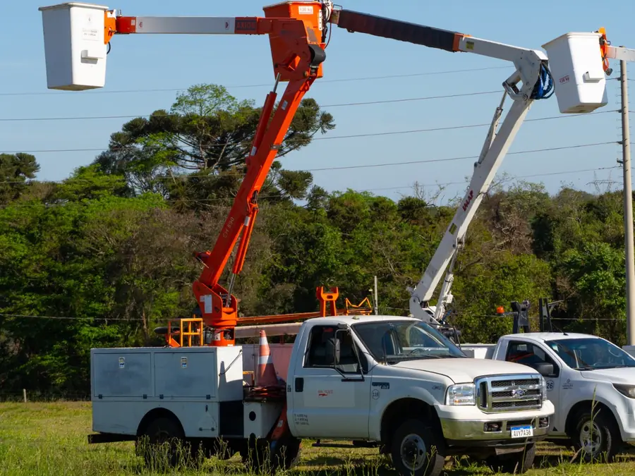 Ford F-4000 com cesto aéreo de lança laranja e carroceria com armários