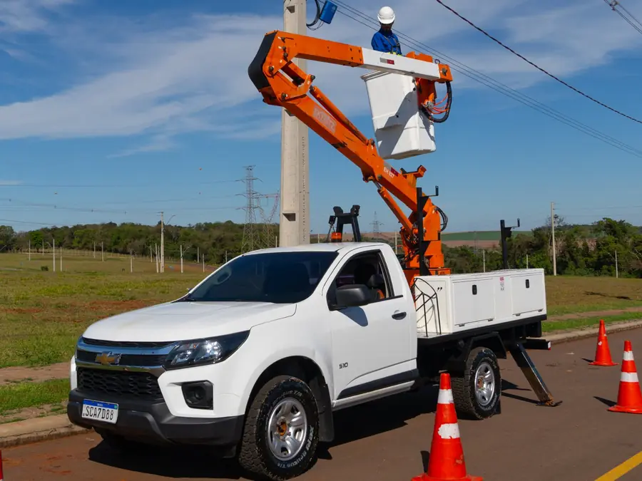 Chevrolet S10 com cesto aéreo e sapatas de apoio abertas