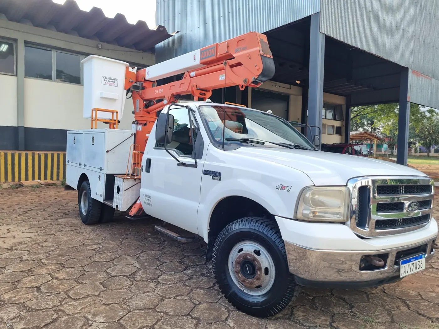 Ford F-4000 4x4 com cesto aéreo Axion