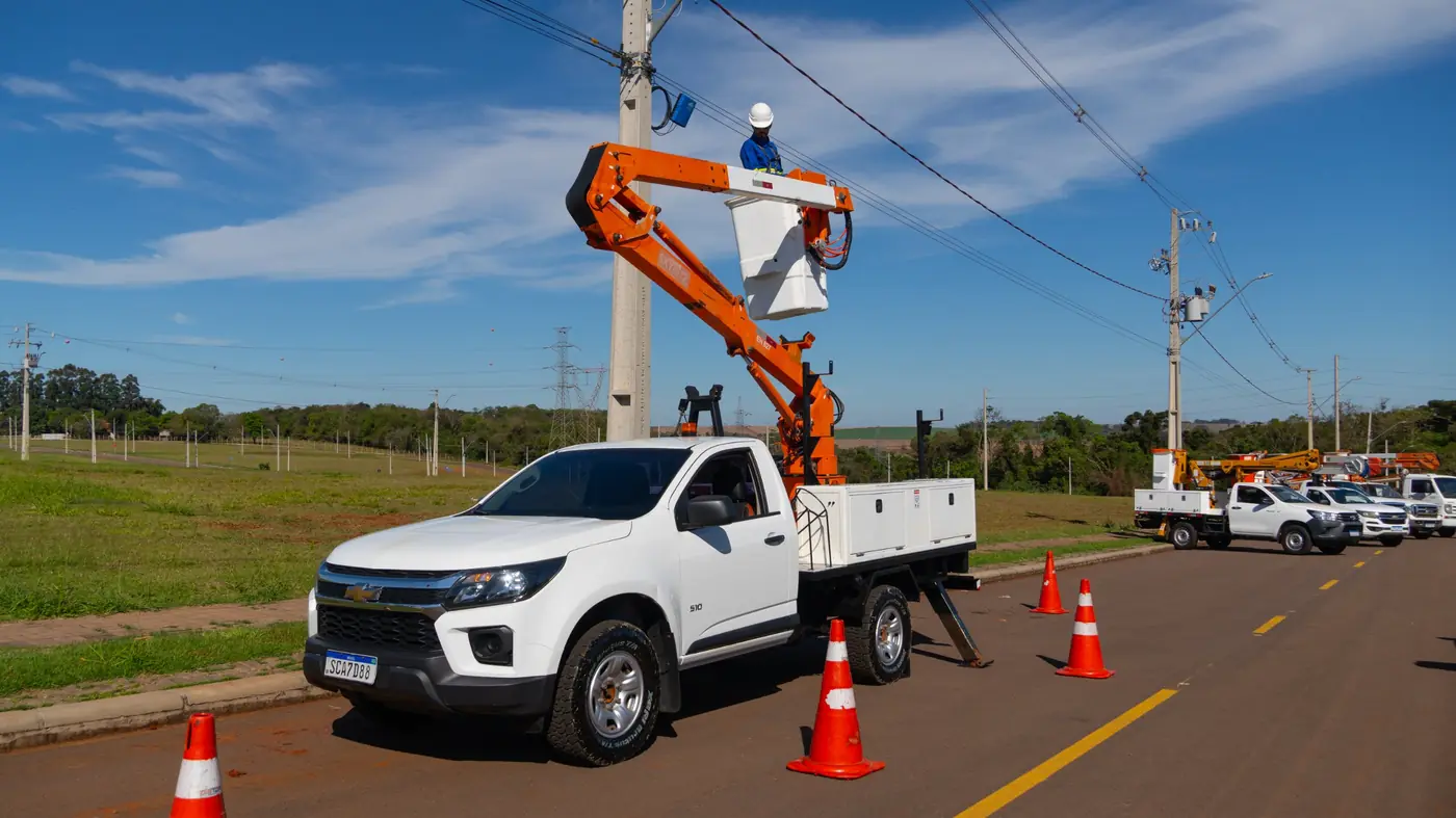 Caminhonete S10 com cesto aéreo em serviço na rede elétrica