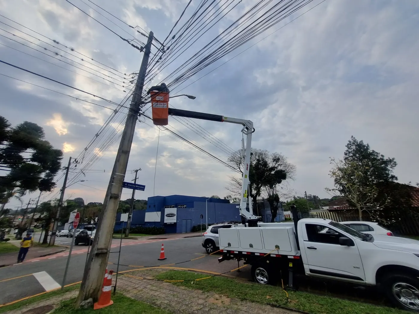 Caminhonete S10 com cesto aéreo laranja em manutenção na rede urbana