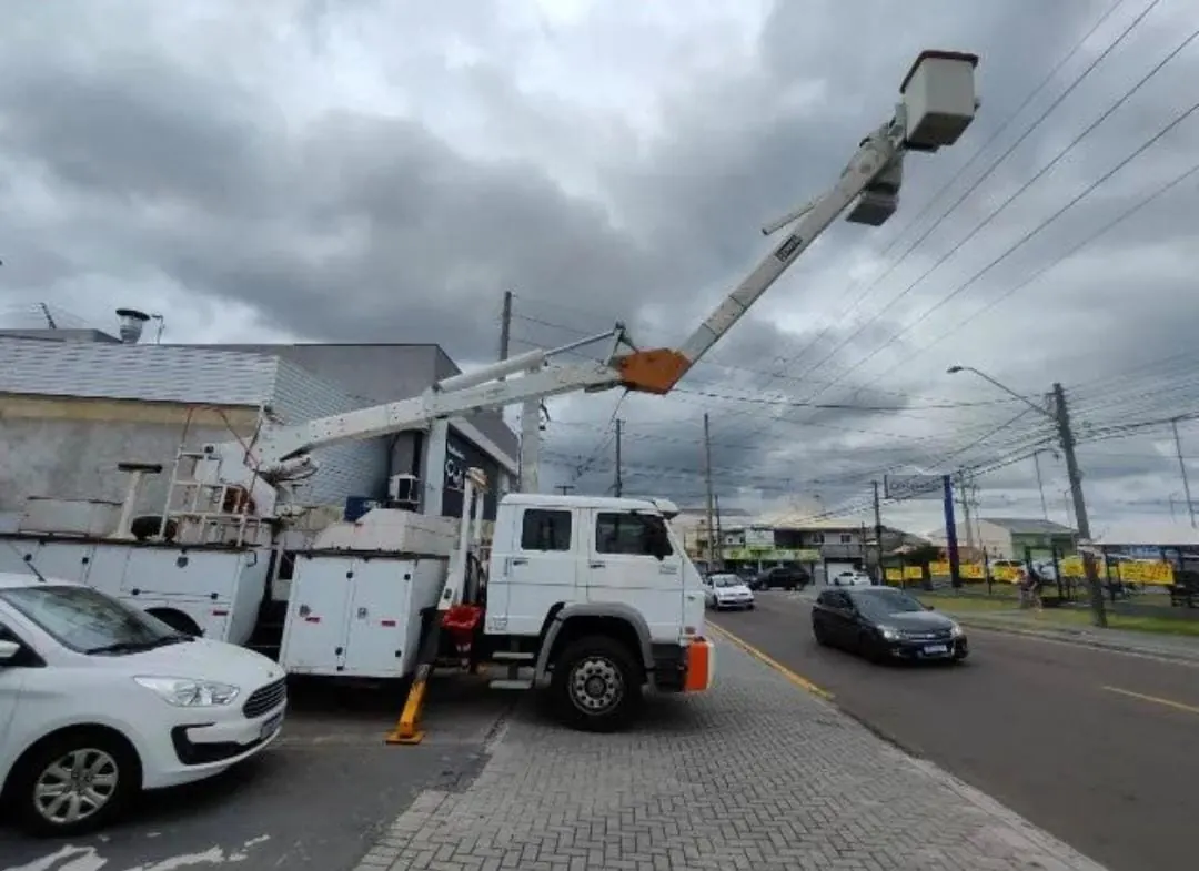 Caminhão com lança Terex totalmente estendida em uma avenida