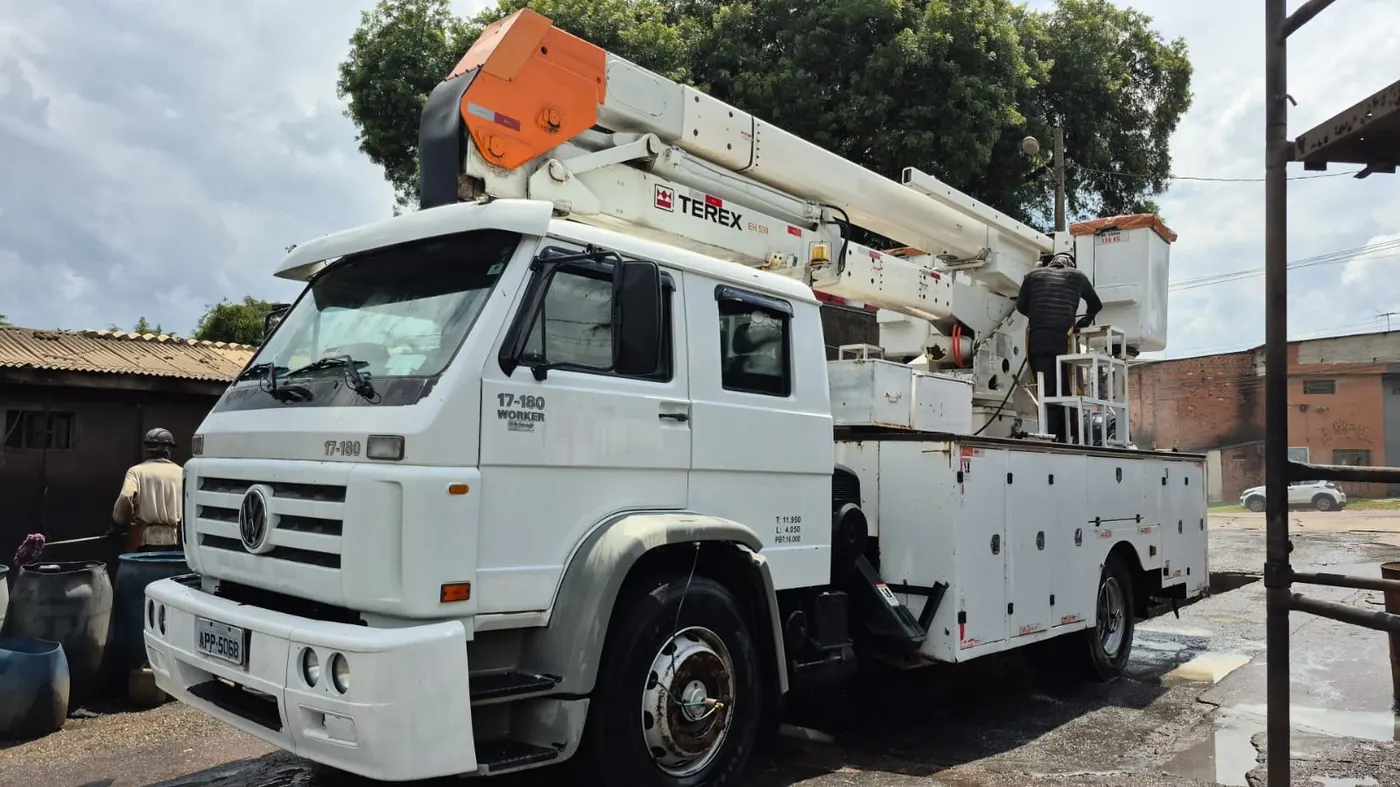 Caminhão VW 17-180 com cesto aéreo Terex